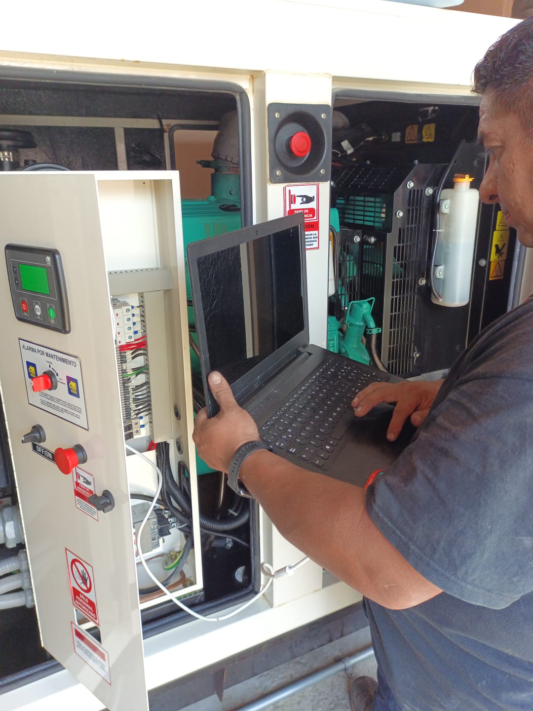 Técnico realizando mantenimiento preventivo