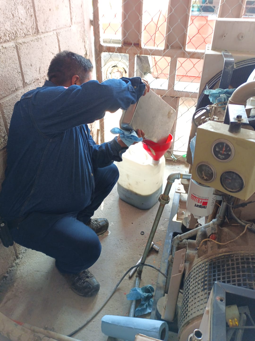 Técnico realizando mantenimiento preventivo