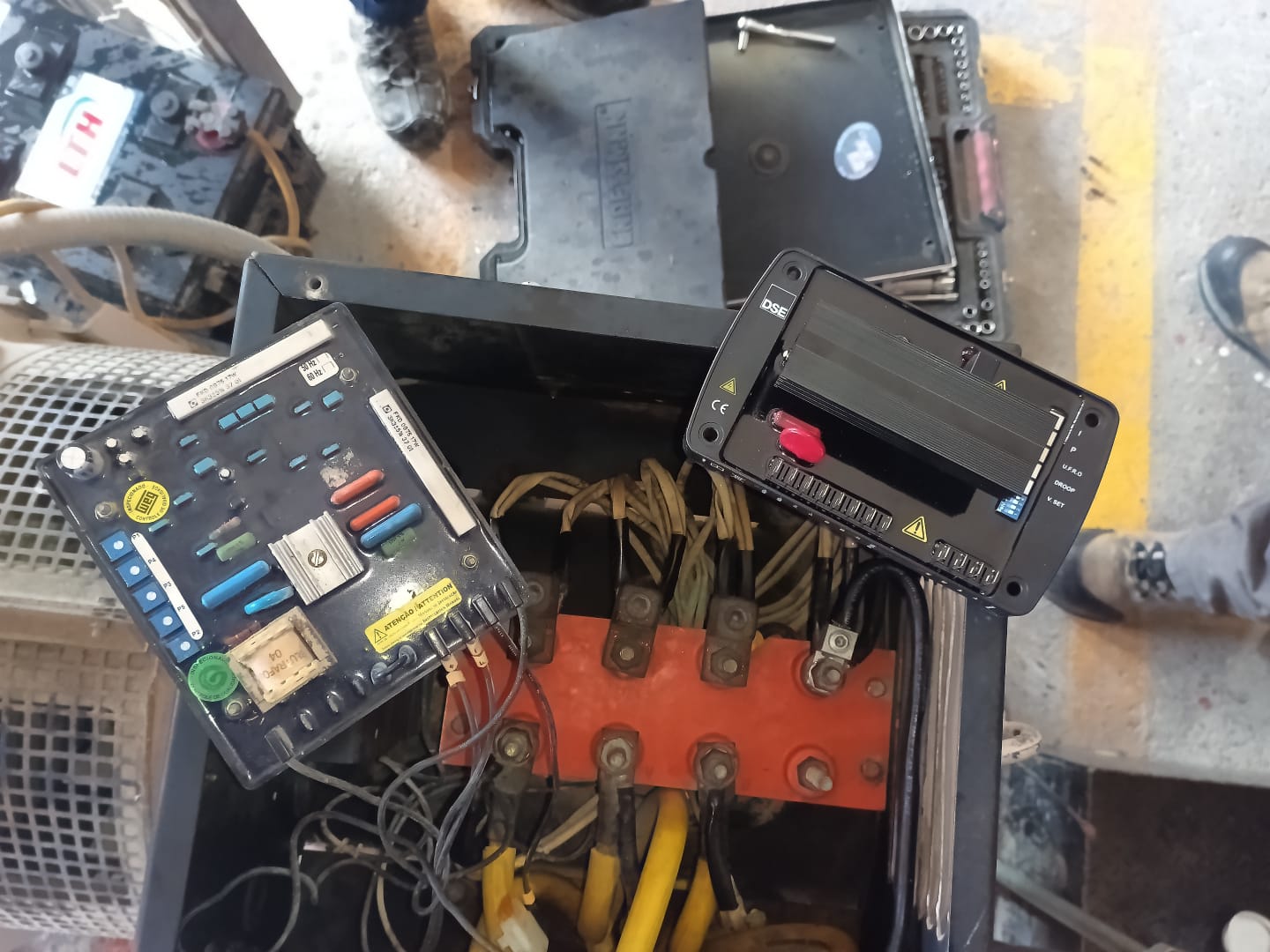 Técnico realizando mantenimiento preventivo