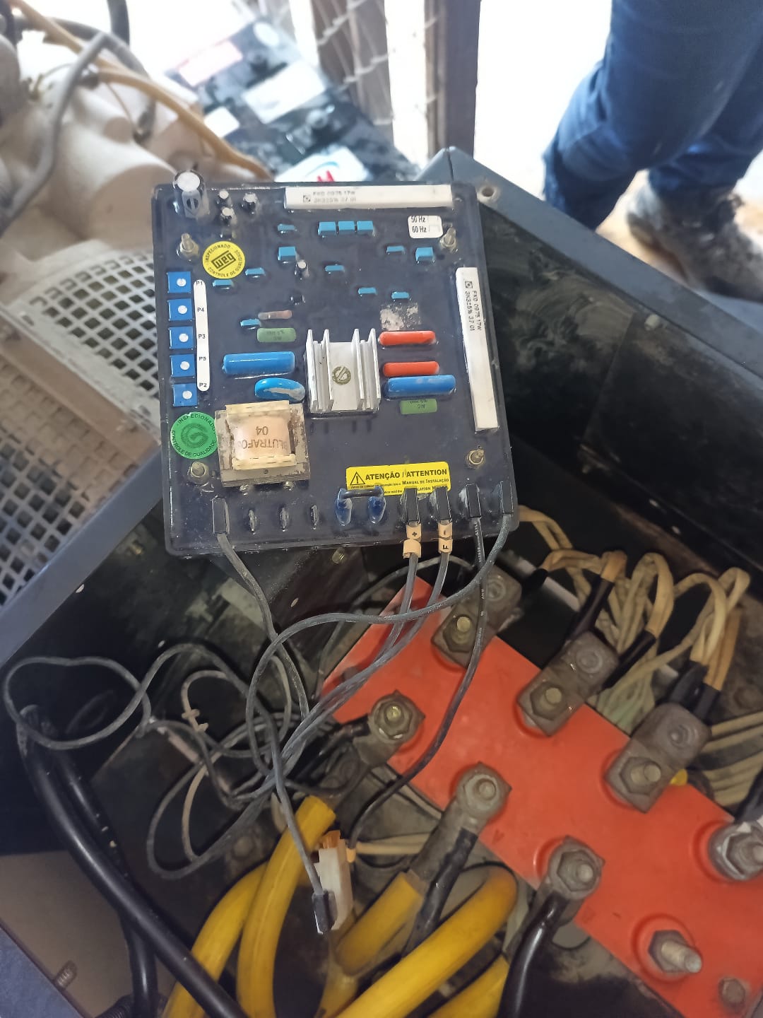 Técnico realizando mantenimiento preventivo