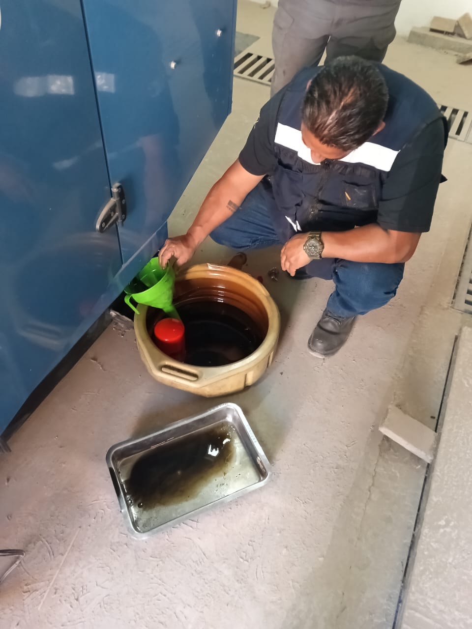 Técnico realizando mantenimiento preventivo