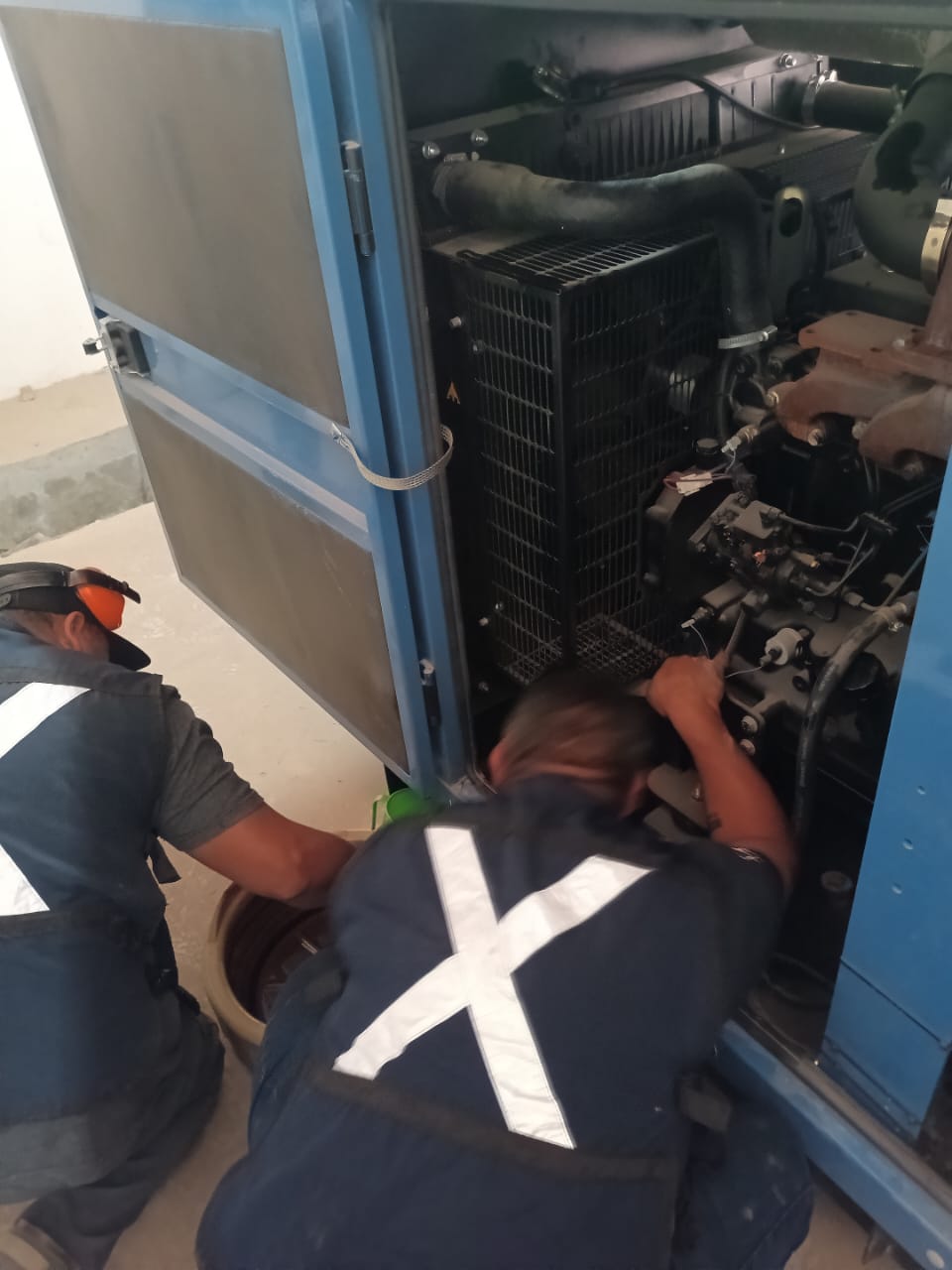 Técnico realizando mantenimiento preventivo