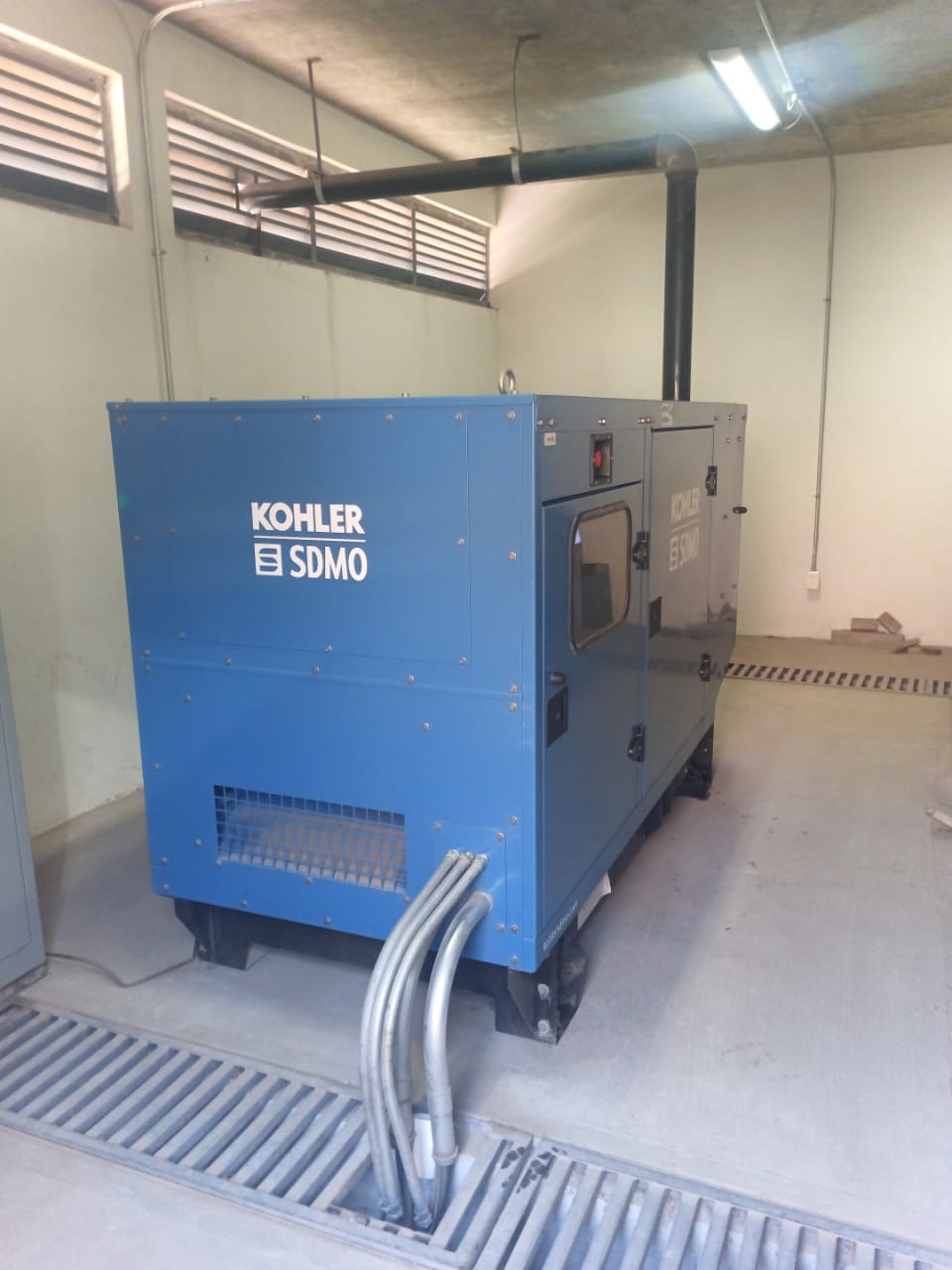 Técnico realizando mantenimiento preventivo