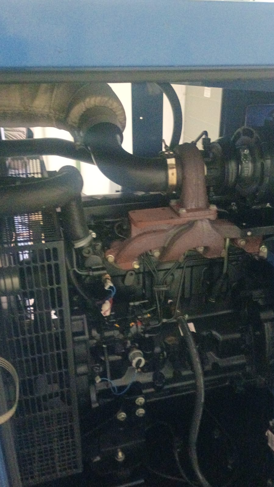 Técnico realizando mantenimiento preventivo