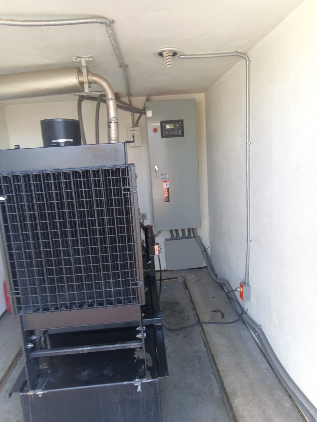 Técnico realizando mantenimiento preventivo