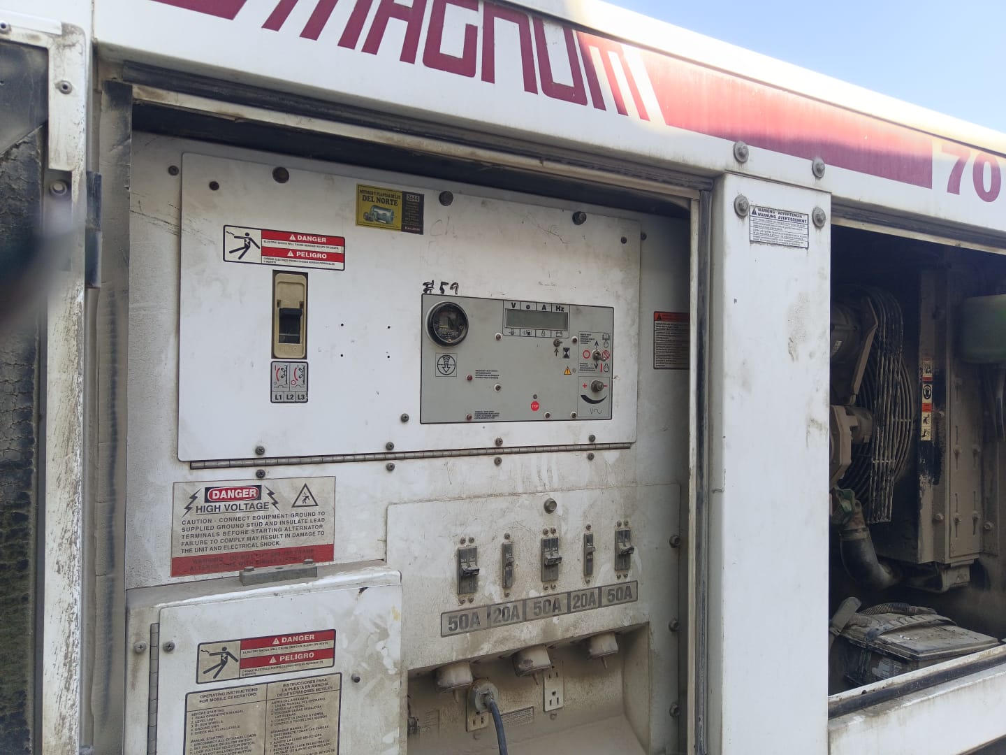 Técnico realizando mantenimiento preventivo