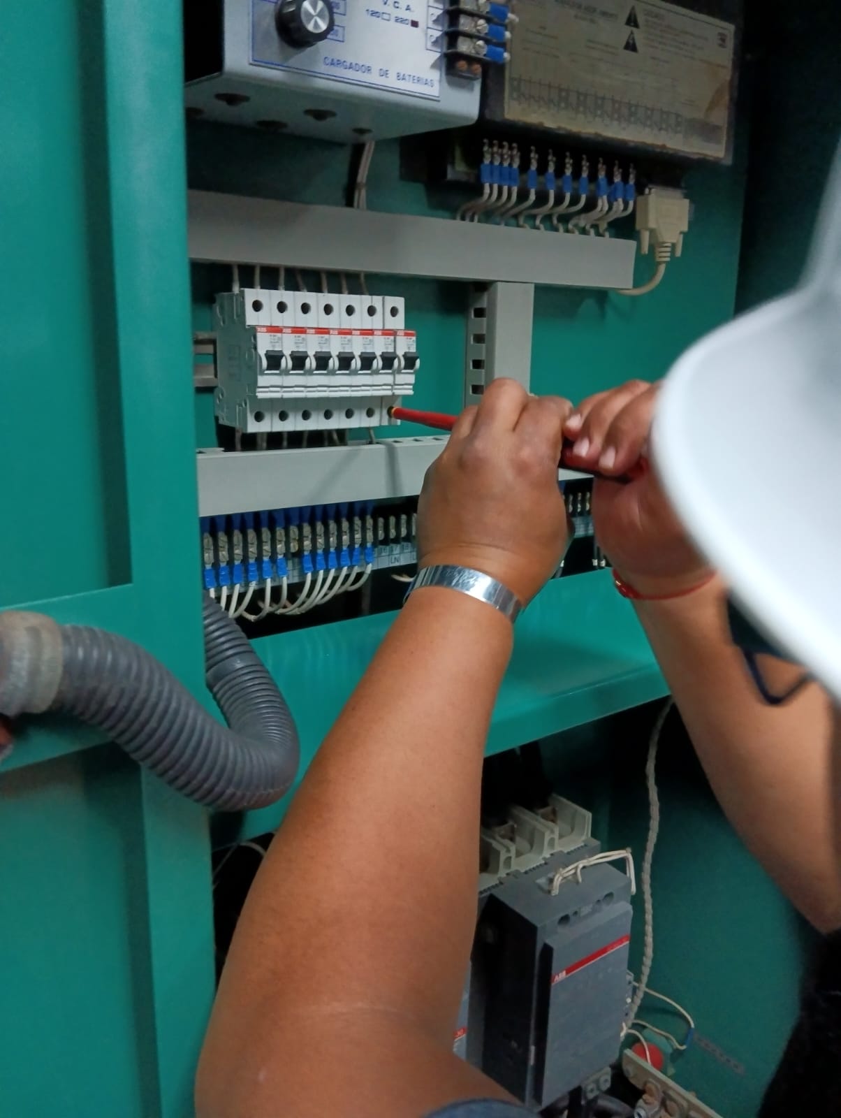 Técnico realizando mantenimiento preventivo