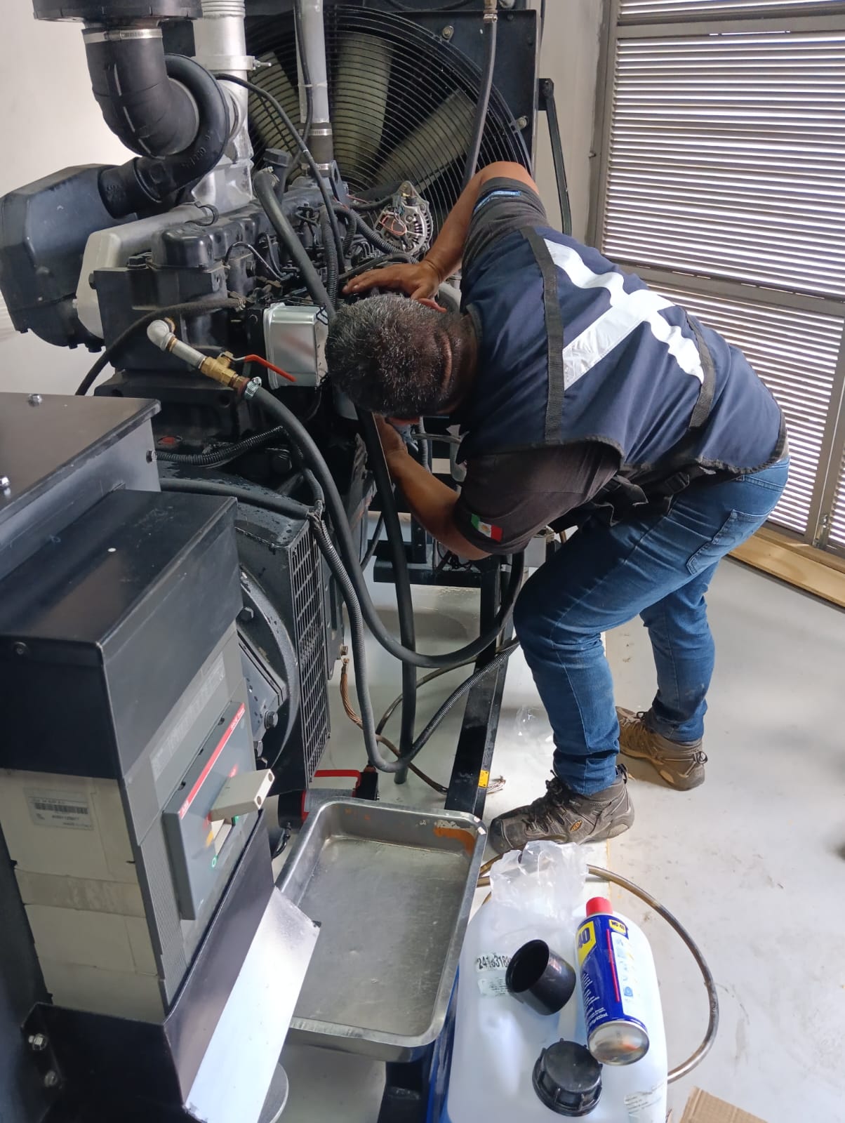 Técnico realizando mantenimiento preventivo