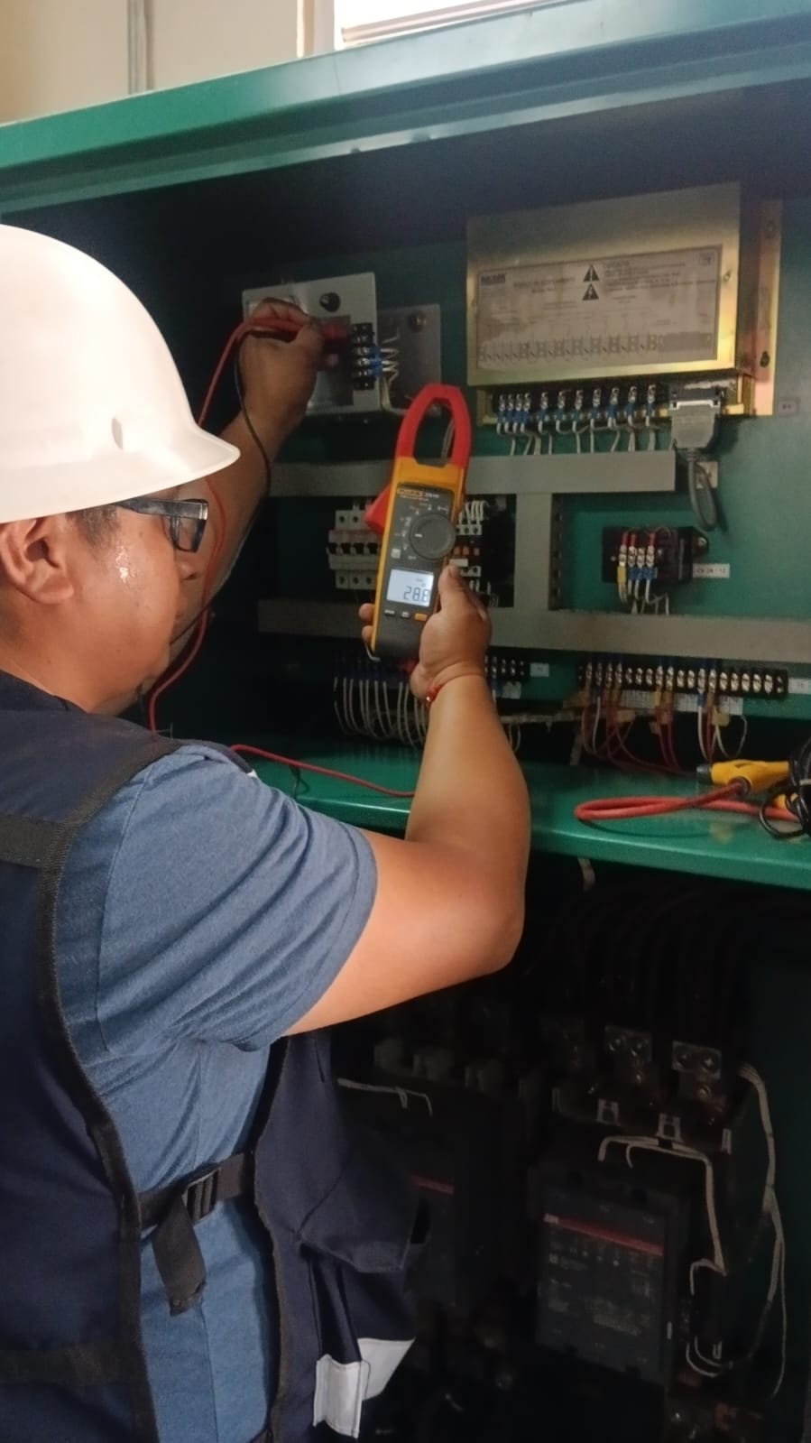 Técnico realizando mantenimiento preventivo