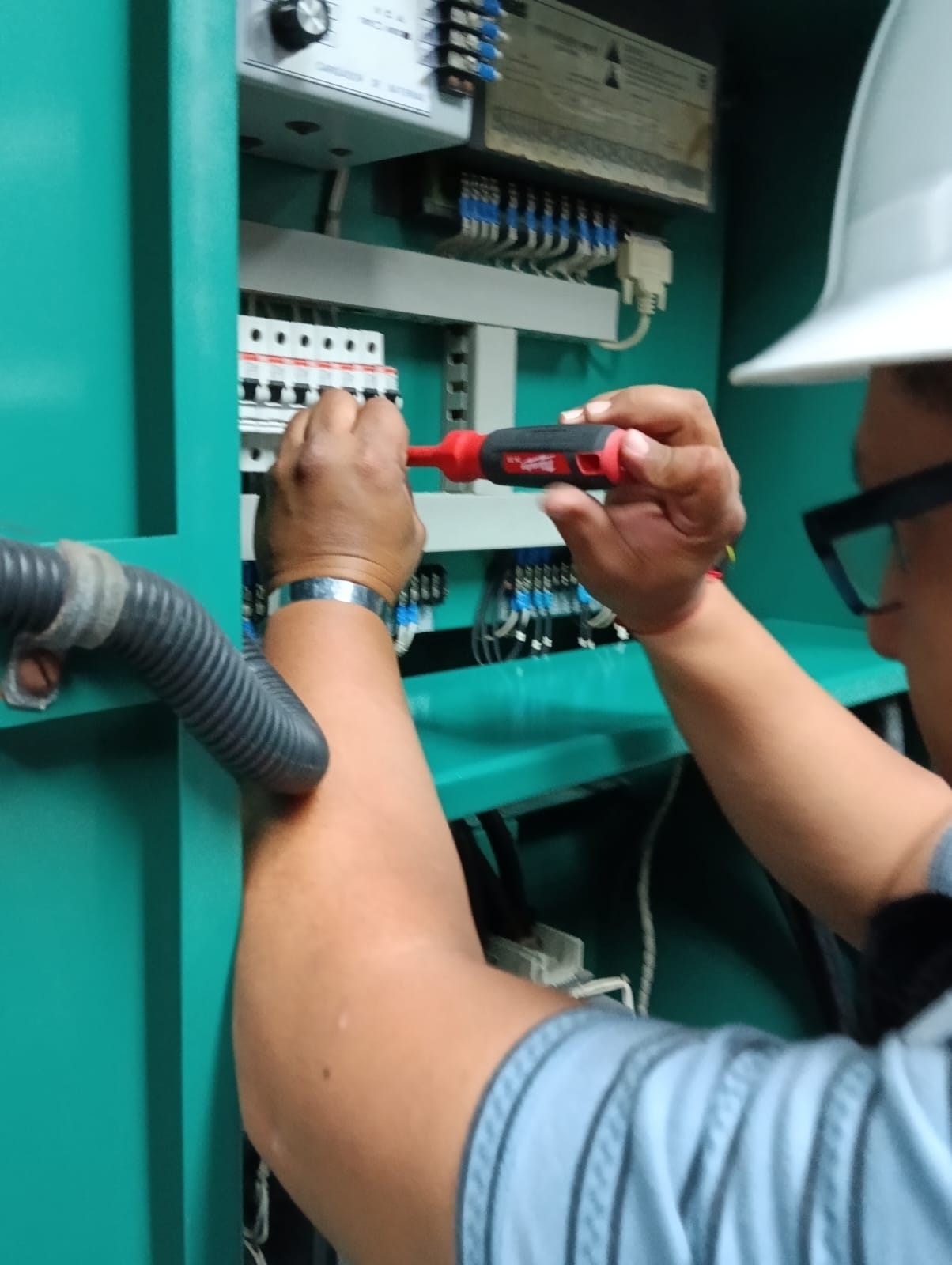 Técnico realizando mantenimiento preventivo