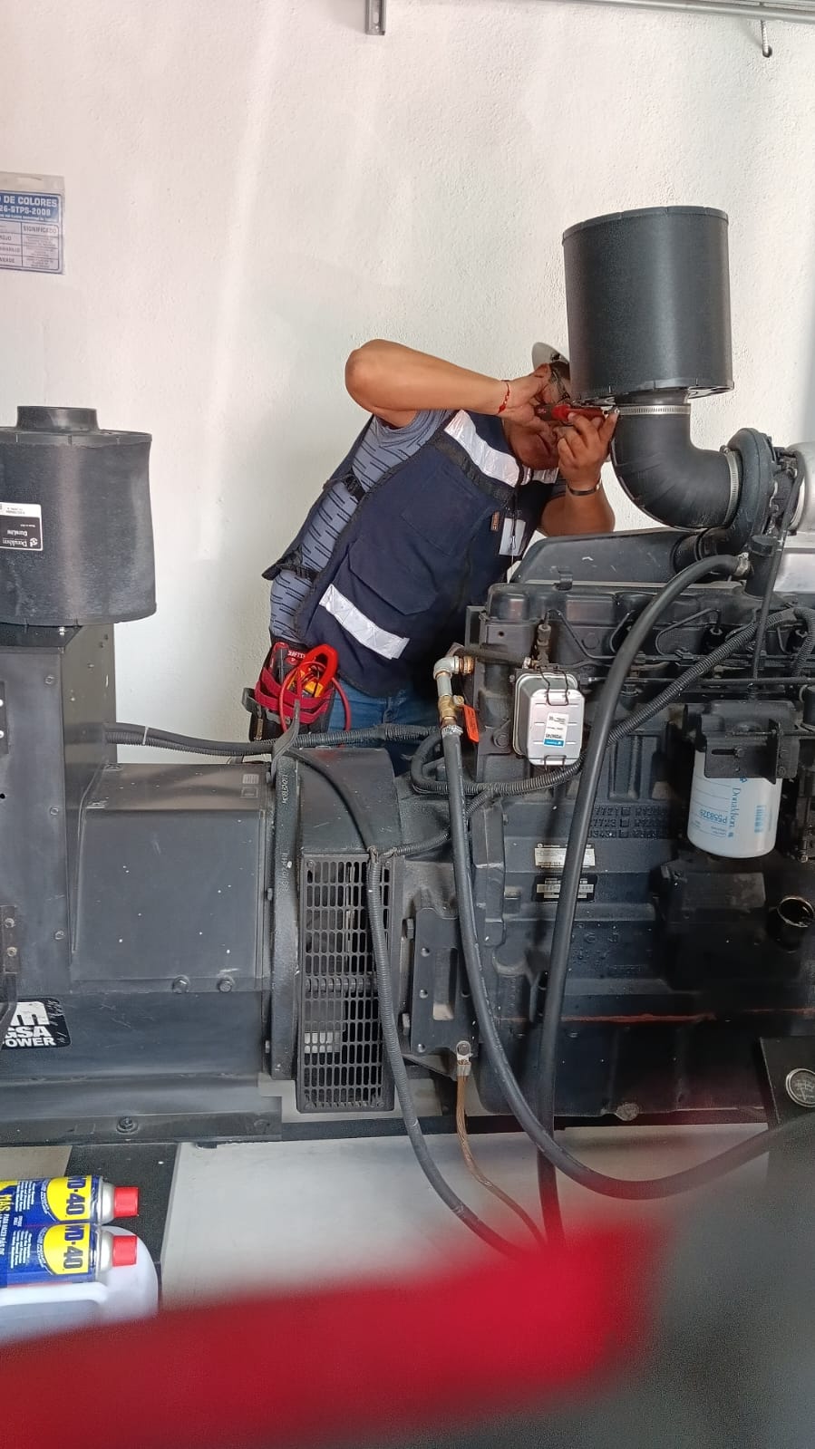 Técnico realizando mantenimiento preventivo