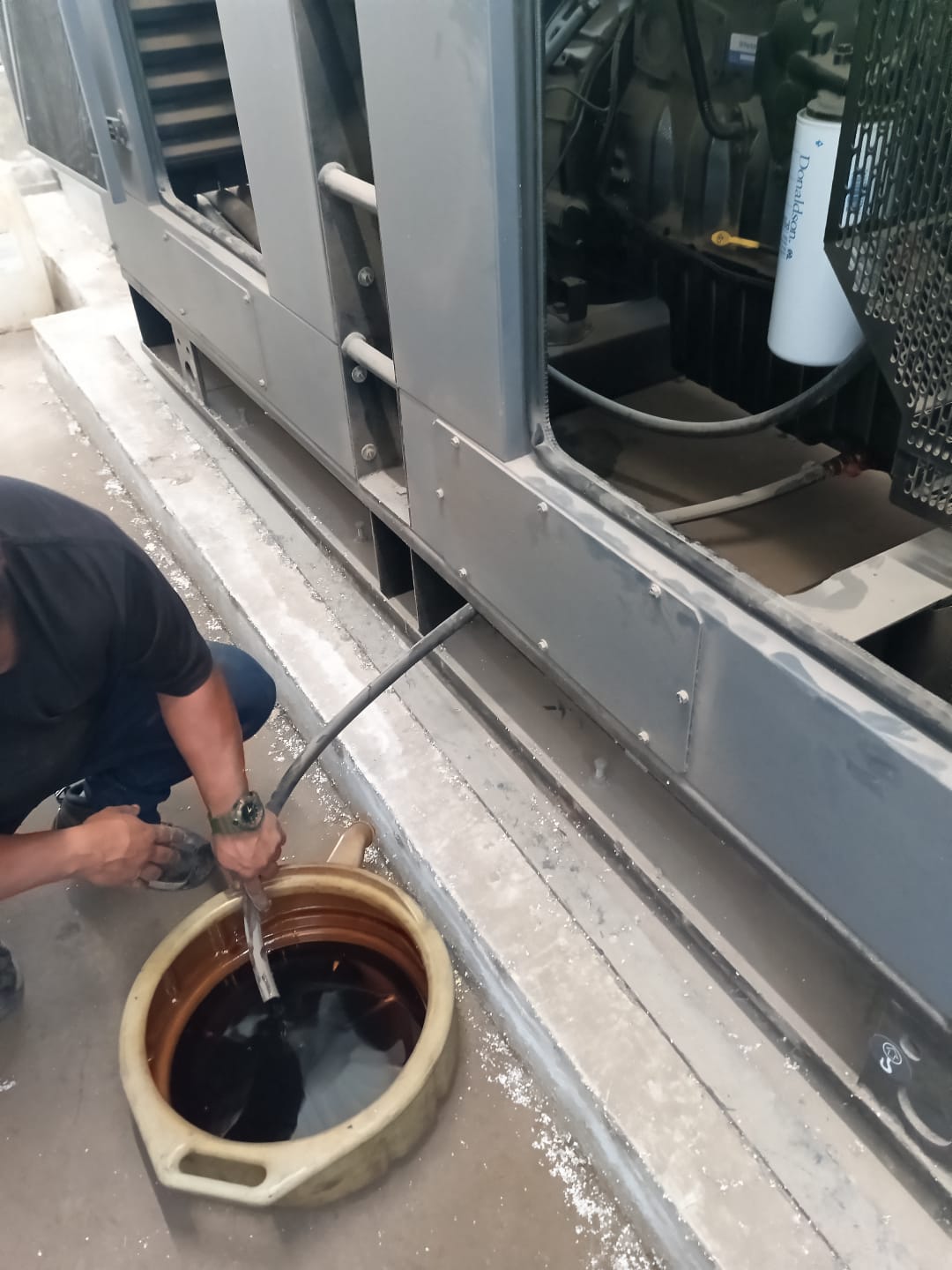 Técnico realizando mantenimiento preventivo