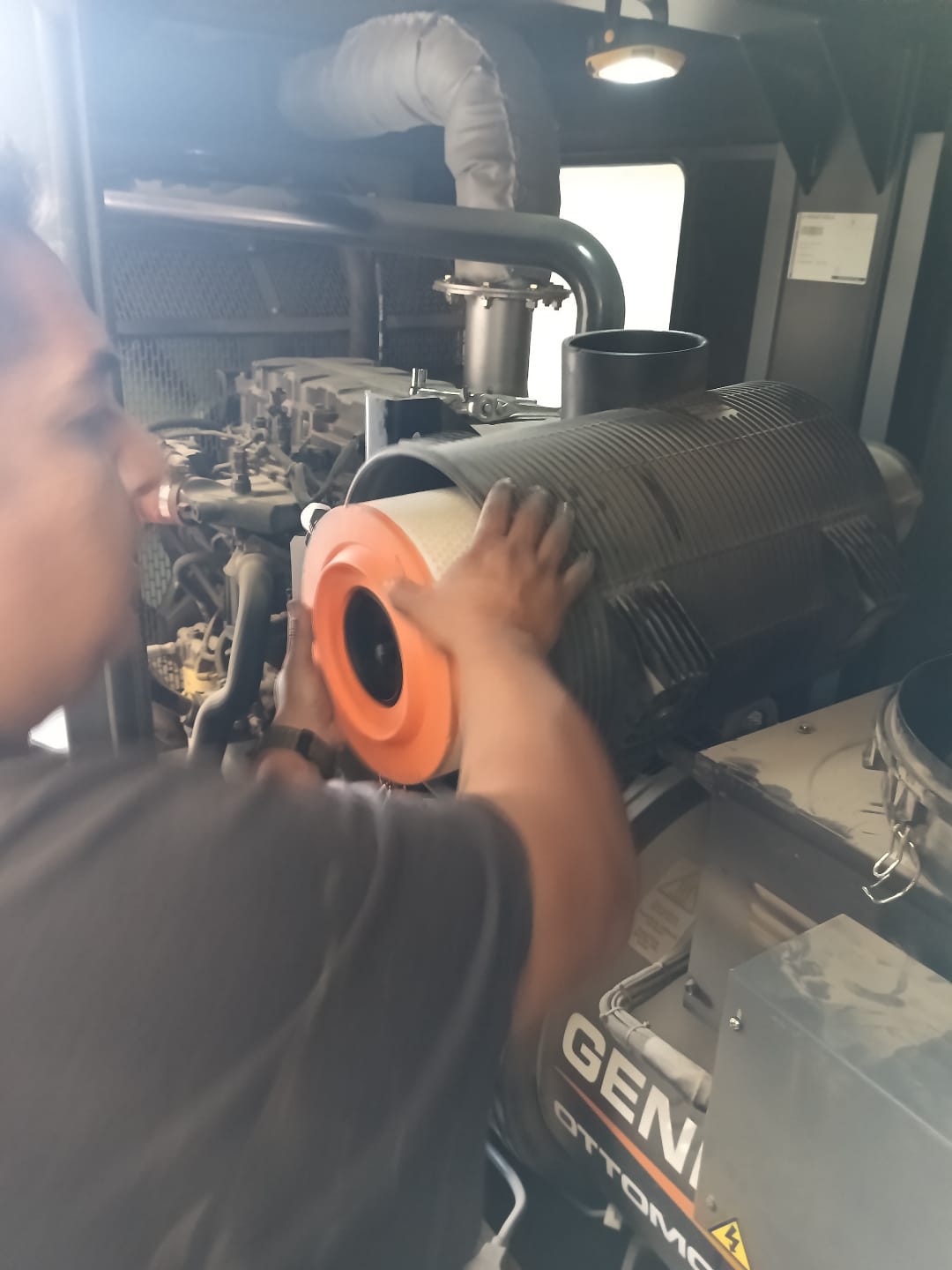 Técnico realizando mantenimiento preventivo